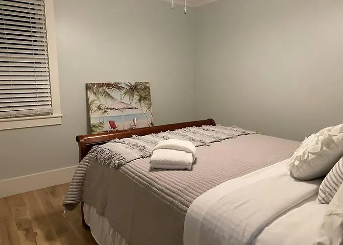 Walk To Bay Street And Historic Downtown Beaufort! Close To Parris Island Mcrd!!