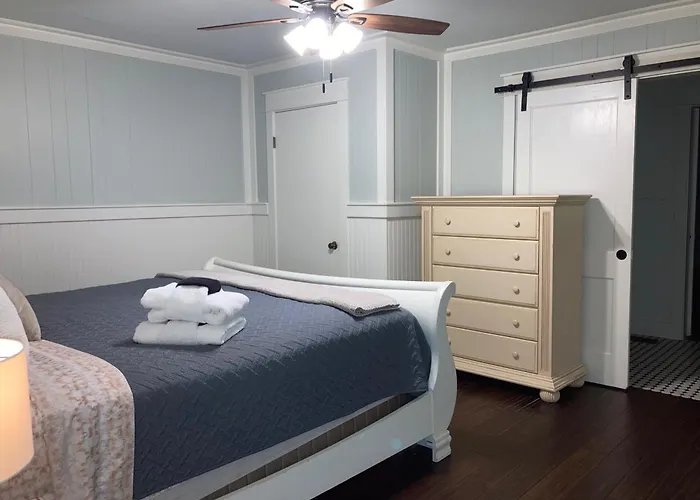 Tucked Away Newly Renovated 4 Bedroom 2 Bath Sleeps 12