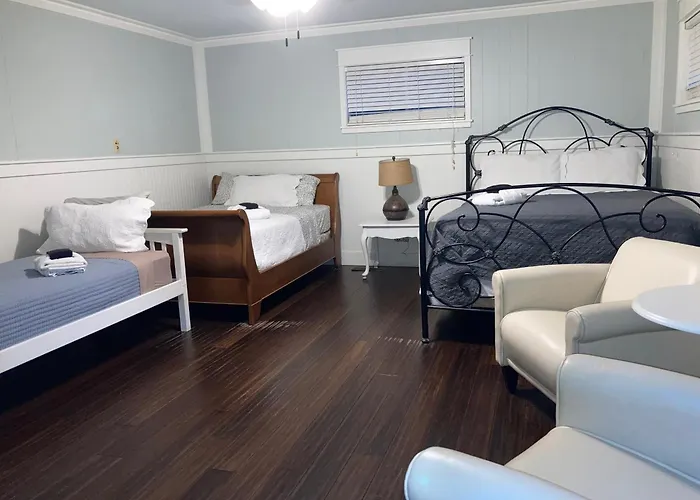 Tucked Away Newly Renovated 4 Bedroom 2 Bath Sleeps 12