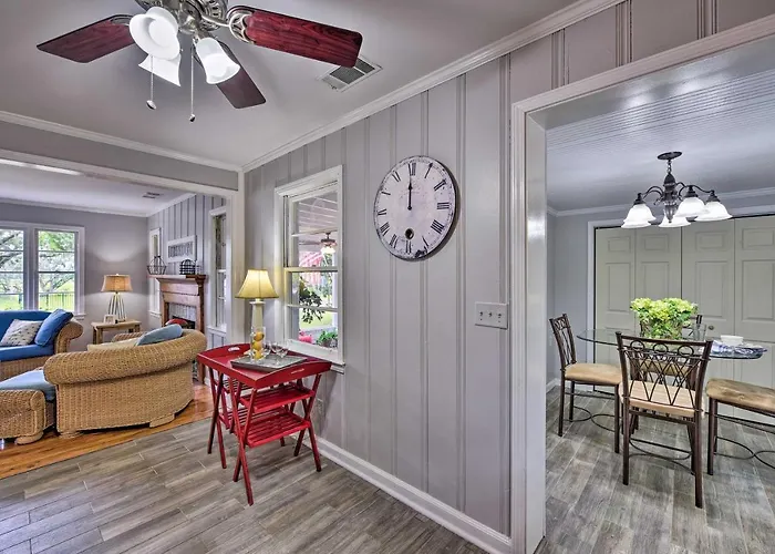 Beaufort Home With Porch, 4 Mi From Downtown!