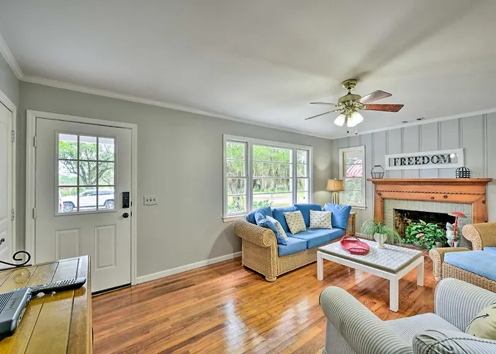 Beaufort Home With Porch, 4 Mi From Downtown!