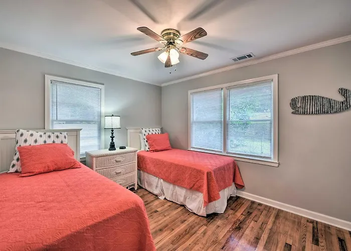 Beaufort Home With Porch, 4 Mi From Downtown!